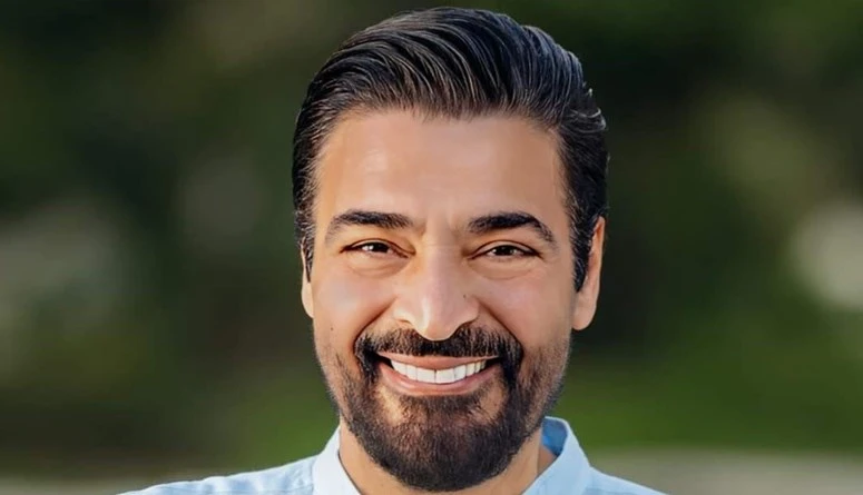 بصق في وجهه... مصفف شعر يشكو حميد الشاعريشهدت مصر واقعة جديدة أثارت استياء كثيرين، حيث تم تداول مقطع فيديو من كاميرا مراقبة داخل صالون تجميل، يظهر فيه المطرب والملحن حميد الشاعري و