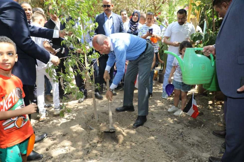 محافظ القاهرة يزرع أول شجرة للتعريف بالقاهرة خضراء صديقة للبيئة (صور) تفقد الدكتور ابراهيم صابر، محافظ القاهرة، مؤسسة ازرع شجرة للتنمية الاجتماعية
