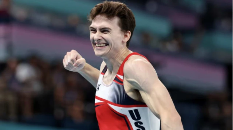 ارم نظارتيك ما أنت أعمى.. ضعاف البصر أبطال الأولمبياد في مشهد مؤثر، تخلى لاعب الجمباز الأمريكي ستيفن نيدوروسيك عن نظارته قبل أدائه في نهائيات مسابقة حصان الحلق للرجال، ليحقق إنجازا