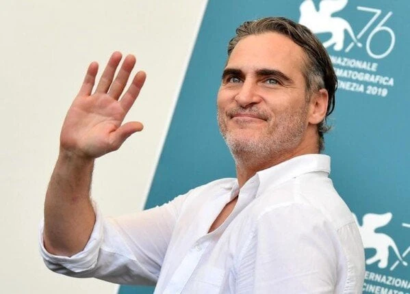 مقاضاة الممثل العالمي خواكين فينيكس بعد انسحابه المفاجئ من آخر أفلامهتعتزم الشركة المنتجة ل فيلم المخرج تود هاينز لاتخاذ كافة الإجراءات القانونية ضدد