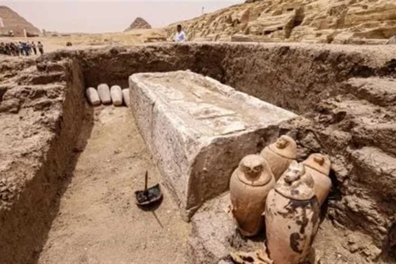 السياحة والآثار تكشف حقيقة الحفر في منطقة سقارة نفت وزارة السياحة والآثار اليوم الإثنين، ما تم تداوله ونشره عبر عدد من مواقع التواصل الاجتماعي، من صور تشير إلى وجود آلة حفر بمنطقة 