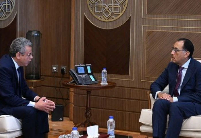 الحكومة تشدد على عدم تجاوز الاستثمارات العامة الكلية للدولة تريليون جنيه التقى الدكتور مصطفى مدبولي، رئيس مجلس الوزراء، اليوم، بالمستشار محمد الفيصل