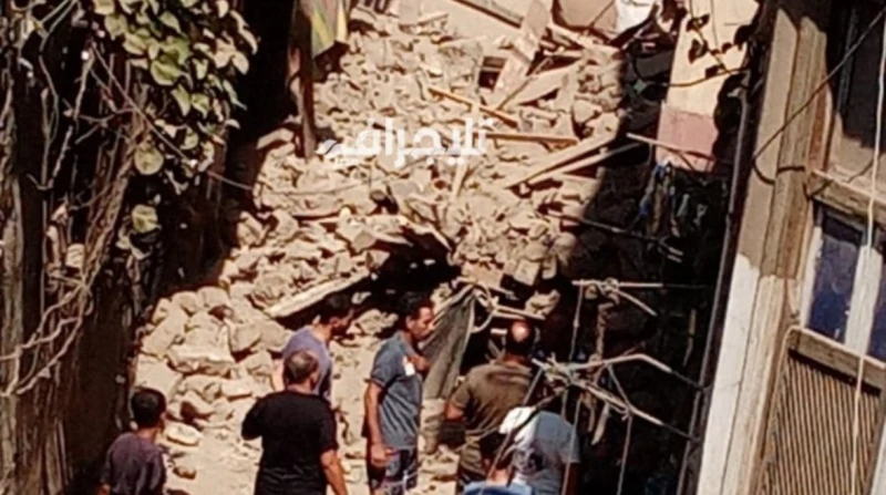 القصة فيها ترميم.. مفاجأة في انهيار عقار بالجيزة (صور) قال شهود عيان في واقعة انهيار عقار بنطاق دائرة قسم شرطة الجيزة، إن المنزل المنهار مكون من طابقين. أضاف شهود عيان، في تصريحات