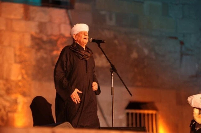 على كرسي متحرك.. ياسين التهامي يدعم سيدتان من متحدي الإعاقة بمهرجان القلعة الشيخ ياسين التهاميأحمد حمدىدعم الشيخ ياسين التهامي، امرأتان من متحدي الإعاقة، خلال حفله الذي أحياه بالأم