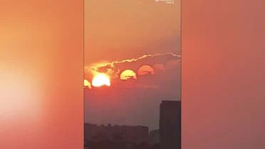 انتشرت مقاطع فيديو على وسائل التواصل الاجتماعي في الصين، لظهور 7 شموس دفعة واحدة.فقد تم رصد حالة نادرة في سماء تشنغدو في مقاطعة سيشوان جنوب غربي الصين، عندما ظهرت 7 شموس في سماء ال