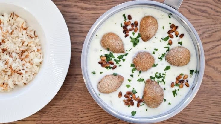 طريقة عمل الكبة باللبن على الطريقة اللبنانيةتعتبر الكبة باللبن واحدة من الأطباق التقليدية الشهيرة في المطبخ اللبناني، وهي تتميز بنكهتها الغنية