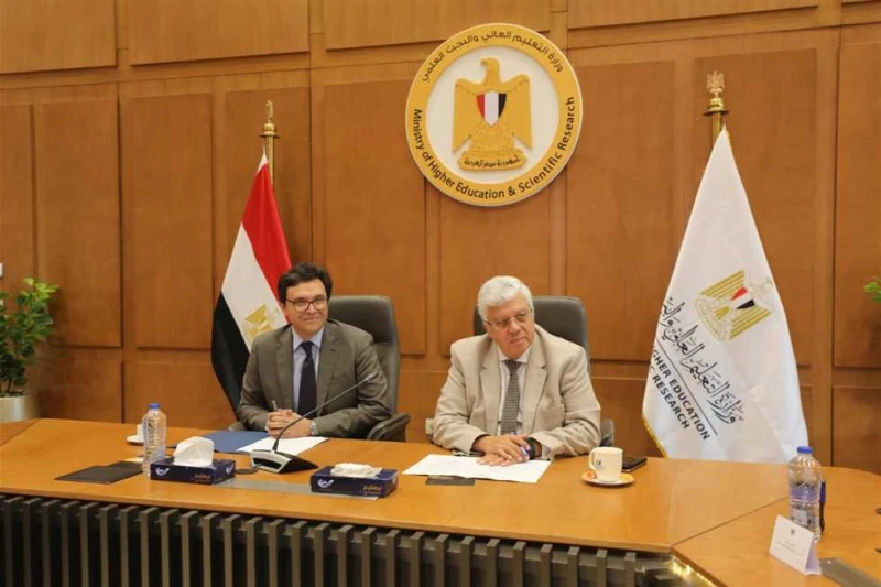 وزيرا التعليم العالي والثقافة يبحثان التعاون لتعزيز الوعي الثقافي لطلاب الجامعات استقبل الدكتور أيمن عاشور، وزير التعليم العالي والبحث العلمي، دكتور