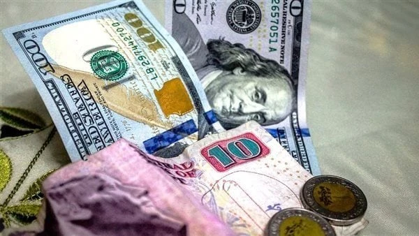 انخفض 40 قرشا بشكل مفاجئ تراجع سعر الدولار رسميا الآن في البنوك شهد سعر الدولار تراجعا مفاجئا أمام الجنيه بشكل كبير في تعاملات اليوم الأربعاء، بما