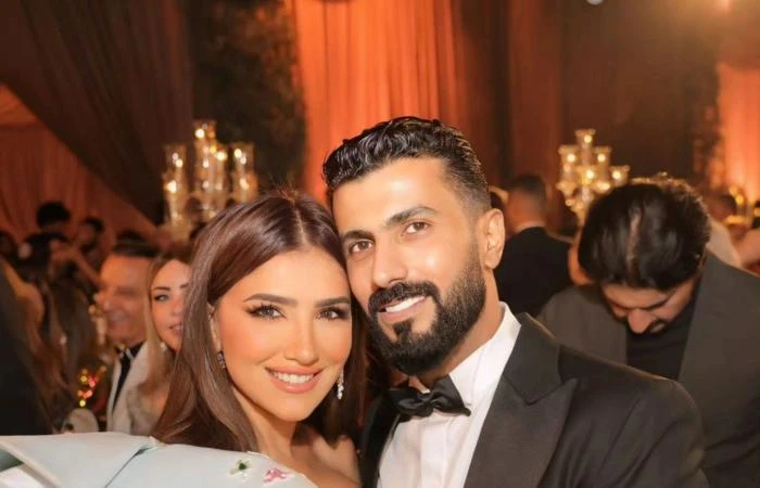 احتفلت الفنانة مي عمر، بيوم ميلاد زوجها المخرج محمد سامي الذي يوافق اليوم الإثنين 26 أغسطس، بنشر مقطع فيديو يتضمن مشاهد رومانسية من عطلتهما الصيفية