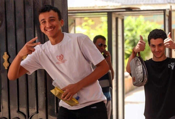 تفتيش طلاب الثانوية العامة الدور الثاني قبل دخولهم لجان الامتحان مع بدء طلاب الثانوية العامة 2024 الدور الثاني في التوافد إلى مقار لجانهم لتأدية امتحانات مادة الفيزياء والتاريخ، بد