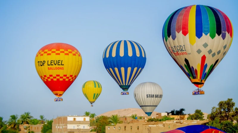 700 سائح.. إطلاق 30 بالون طائر في سماء الأقصر اليوم شهدت سماء محافظة الأقصر، تحليق 30 رحلة بالون طائر، على متنها 700 سائح من مختلف الجنسيات والأعمار.متعة السائحين فى سماء الأقصر وت