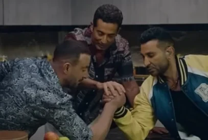 احمد السقا ضرب احمد سعد : يستاهلحل الفنان المصري أحمد السقا ضيفا على برنامج بين السعد، مع الشقيقين عمرو وأحمد سعد، والمذاع على قناة 1، وخلال هذه