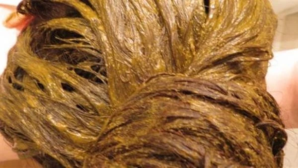 احترسي من أضرار الحناء على شعركبشكل عام، الحناء آمنة وطبيعية، ولكن قد تظهر بعض الآثار الجانبية المحدودة لدى بعض الأشخاص.. تجربتها قبل الاستخدام الكامل مهمة لتجنب المفاجآت غير المرغ