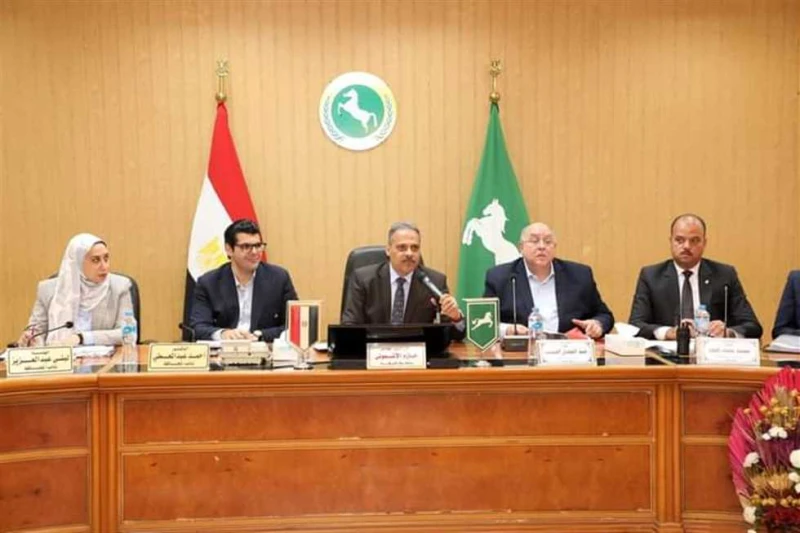 تنفيذي الشرقية يناقش استعدادات العام الدراسي الجديد وإقامة معارض مستلزمات المدارس أكد المهندس حازم الأشموني محافظ الشرقية، اليوم الأربعاء، أن المهمة