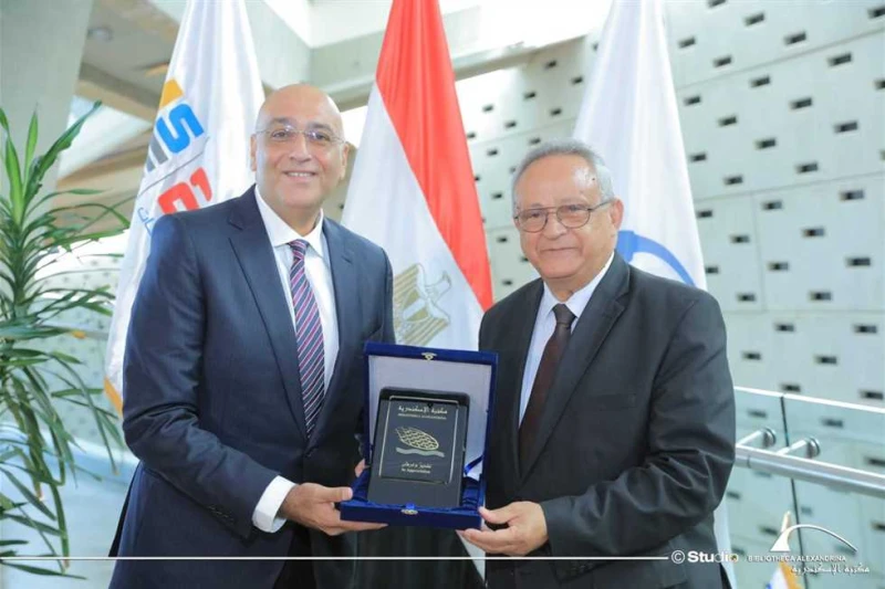 توقيع اتفاقية تعاون بين مكتبة الإسكندرية وجهاز تنمية المشروعات الصغيرة ومتناهية الصغر وقع كلا من الدكتور أحمد زايد؛ مدير مكتبة الإسكندرية، وباسل