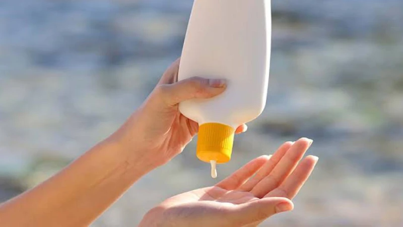 استشاري ينصح الطلاب باستخدام واقي الشمس للحماية من الأشعة الضارة..فيديو عالم المرأة عالم المرأة، استشاري ينصح الطلاب باستخدام واقي الشمس للحماية من