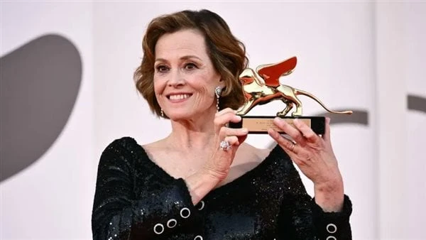 النجمة العالمية سيجورني ويفر تفوز بجائزة الأسد الذهبي في افتتاح مهرجان فينيسيا ال81 فازت النجمة الأمريكية سيجورني ويفر بجائزة الأسد الذهبي، وذلك في