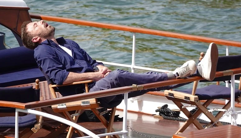 انهيار زواج بن أفليك وجينيفر لوبيز بدأ في شهر العسلبعدما تقدمت جينيفر لوبيز بطلب طلاق من بن أفليك رسميا، بدأت العديد من الروايات بالخروج إلى العلن لتبين أن علاقتهما لم تكن وردية كم