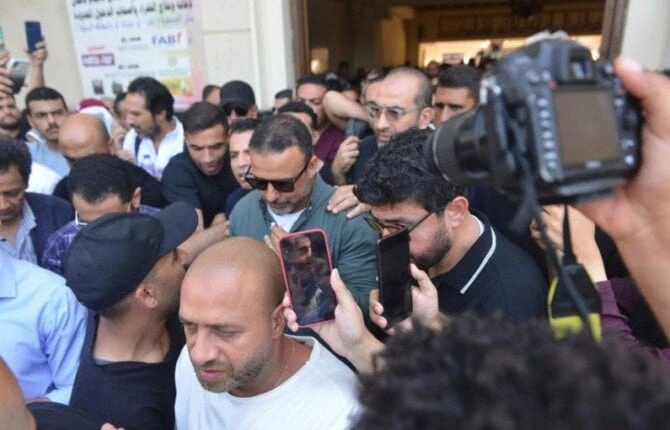 بحضور المشاهير.. مشاهد من جنازة والدة الداعية مصطفى حسنيالداعية مصطفى حسني.. شيعت جنازة والدة الداعية مصطفى حسني، من مسجد الصديق بمساكن شيراتون عقب صلاة الظهر، والتي وافتها المنية