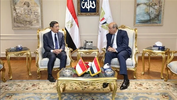 وزير الطيران يناقش مع السفير السنغافوري تعزيز آفاق التعاون المشترك في النقل الجوي استقبل الدكتور سامح الحفني وزير الطيران المدني ، السفير دومينيك جوه سفير سنغافورة لدى مصر والوفد ا