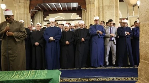 بمشاركة الآلاف.. شيخ الأزهر يؤدي صلاة الجنازة على زوجة الدكتور حسن الشافعيحرص فضيلة الإمام الأكبر الدكتور أحمد الطيب، شيخ الجامع الأزهر الشريف، رئيس