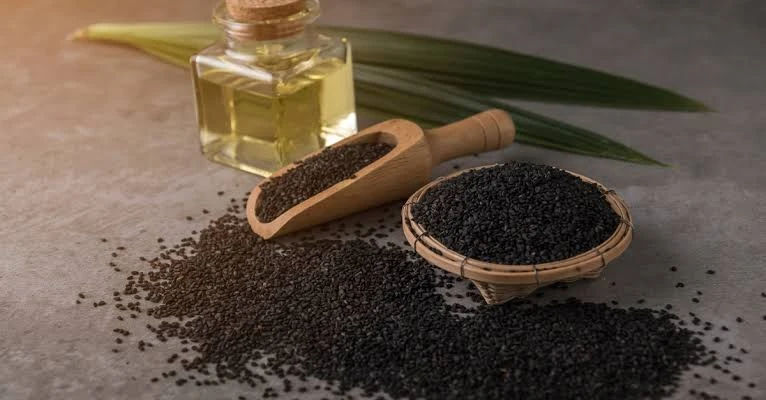 هذه الفوائد الصحية لتناول بذور السمسم الأسود.بذور السمسم الأسود مشتقة من نبات السمسم، تتميز بالعديد من الفوائد الصحية التي تجعلها إضافة قيمة لنظامك الغذائي، ذلك وفقا لما نشره موقع 