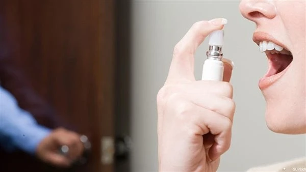 احذر هذه الأمراض مقترنة برائحة الفم الكريهة.. بعضها خطيرةتنتج رائحة الفم الكريهة من عدم اتباع إرشادات نظافة الفم والأسنان، أو قد تكون نتيجة للإصابة