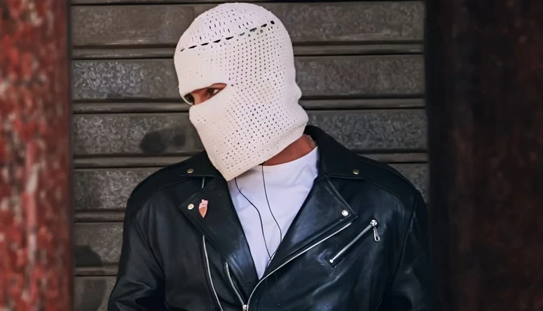 مطرب ملثم يثير تساؤلات الجمهور في مصر... ما علاقة عمرو دياب؟يتساءل الجمهور في مصر عن هوية مطرب ملثم يدعى توو ليت، الذي أطلق ألبومه الغنائي أخيرا وتضمن 8 أغنيات، وحقق شهرة كبيرة في 