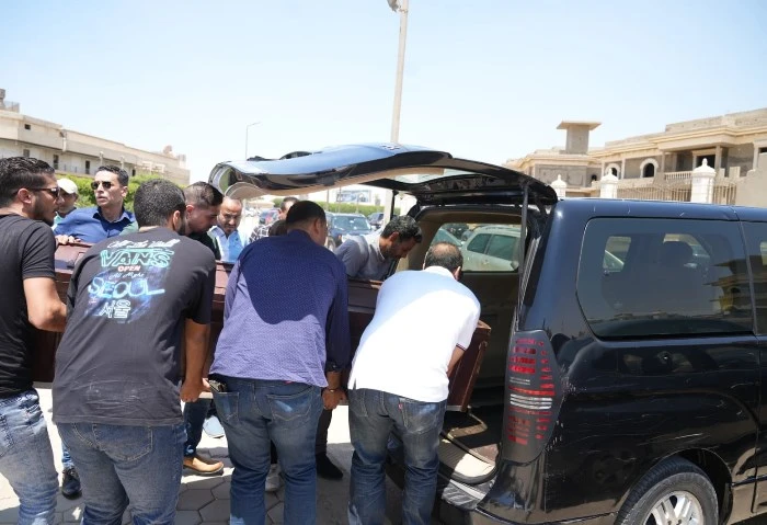 تشييع جنازة سكينة الشقيقة الصغرى للرئيس محمد أنور السادات بدأ منذ قليل، توافد المشيعيين لأداء صلاة الجنازة على الصحفية الراحلة سكينة السادات الشقيقة الصغرى لرئيس افاق عربيةية الراح