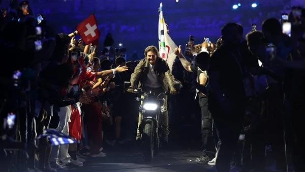 ظهور خاص لتوم كروز في حفل ختام أولمبياد باريسهبط الممثل الأمريكي توم كروز من سقف ملعب فرنسا في حفل ختام أولمبياد باريس 2024 .وتسلم توم كروز العلم الأولمبي استعداد لوصوله لوس أنجلوس