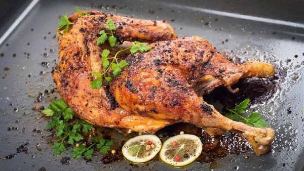 طبق سريع التحضير.. طريقة عمل الدجاج بالليمون والزعترقدمت الشيف سارة الحافظ، طريقة عمل الدجاج بالليمون والزعتر طبق سريع التحضير بمذاق لا يقاوم وشكل