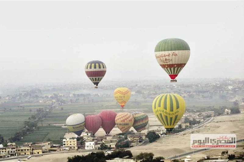 تقل 700 سائح.. 30 رحلة بالون طائر تزين سماء الأقصر (تفاصيل) تزينت سماء الأقصر، اليوم السبت، بنحو 30 رحلة من البالون الطائر بالبر الغربي، والتي تقل