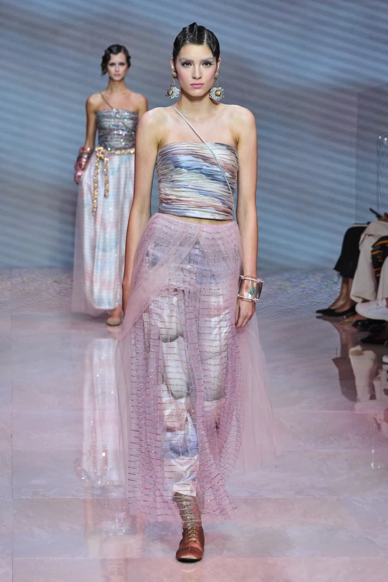 كيف تنسقين التوب من دون حمالات في صيف 2024 بطريقة عصرية؟ ، كيف تنسقين التوب من دون حمالات في صيف 2024 بطريقة عصرية؟،في عروض أزياء صيف 2024، ظهرت صيحة