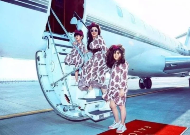 ابنة حليمة بولند تخطف الأنظار.. صورة طبق الأصلنشرت الإعلامية الكويتية حليمة بولند صورة جديدة، ظهرت فيها برفقة ابنتها الكبرى ماريا، أثناء تأديتهما