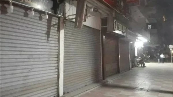 احذر المخالفة.. اعرف مواعيد غلق المحال التجارية يتردد المواطنون على المحلات التجارية والبنوك ومكاتب البريد أما الإيداع أو السحب أو الحصول علي الخدمات