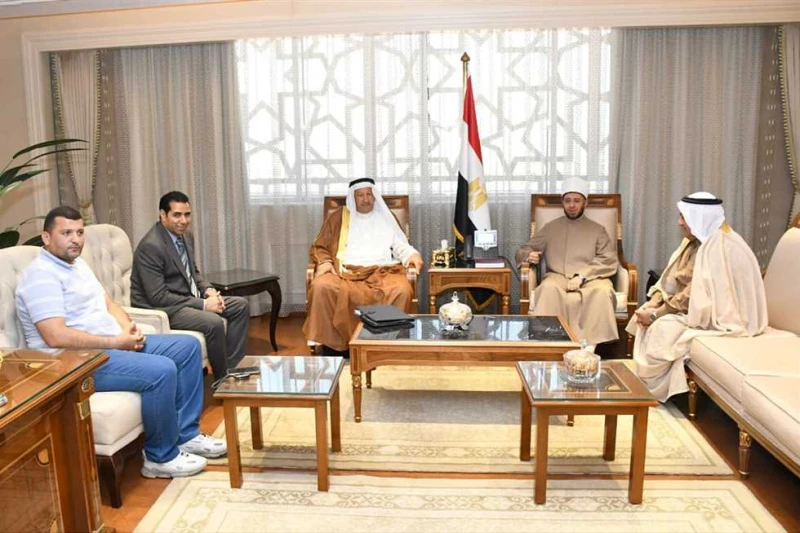 وزير الأوقاف يستقبل وفدا من شيوخ مطروح وشمال سيناء.. صور استقبل الدكتور أسامة الأزهري ،وزير الأوقاف ،اليوم الأحد ، وفدا من شيوخ محافظتي مطروح وشمال