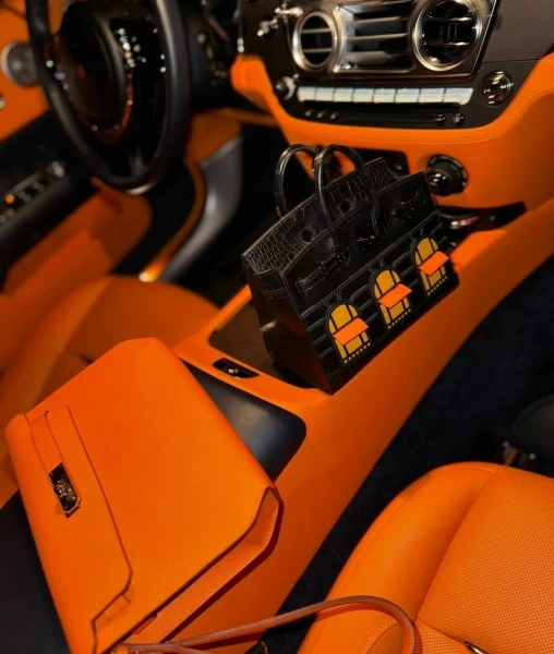 حقيبة هيفاء وهبي الأغلى في العالم- صور افاق عربية - تألقت النجمة اللبنانية هيفاء وهبي في الساحل الشمالي بمصر بفستان ناعم، وحقيبة مميزة من ، صنفت ضمن حقائب اليد الأغلى في العالم.واخ