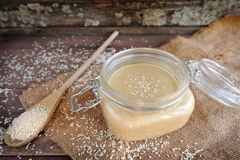 طريقة عمل الطحينة البيضاء في المنزل بخطوات سهلة وبسيطةالطحينة البيضاء من المكونات الأساسية في المطبخ الشرقي، وتستخدم في العديد من الأطباق والصلصات مثل الحمص والمتبلات. يمكن تحضير ا