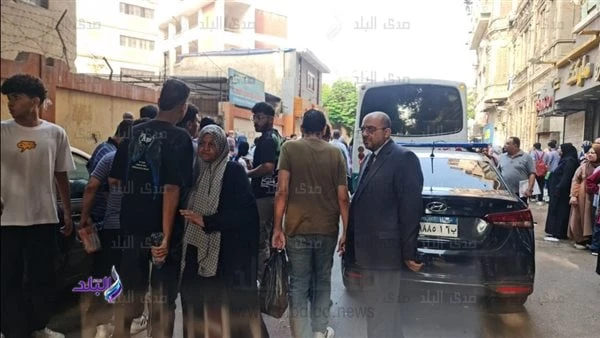 الطلاب يتوافدون على لجان الدور الثاني للثانوية العامة لأداء الفيزياء والتاريخيتوافد طلاب الثانوية العامة بشعبتيها العلمية والأدبية، الآن، على لجان امتحانات الثانوية العامة الدور ال