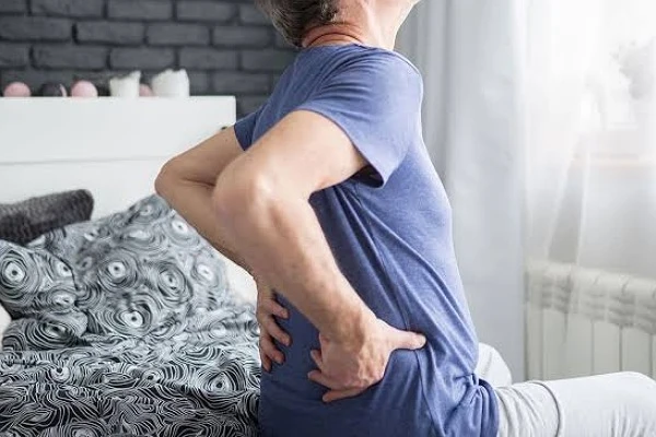 وصفة طبيعية لتخفيف آلام الظهر.آلام الظهر قد تكون تحديا مستمرا، ولكن هناك وصفة طبيعية يمكن أن تخفف التوتر والألم وتعزز راحة الظهر. دعونا نكتشف هذه الوصفة البسيطة والمفيدة.المكونات:1