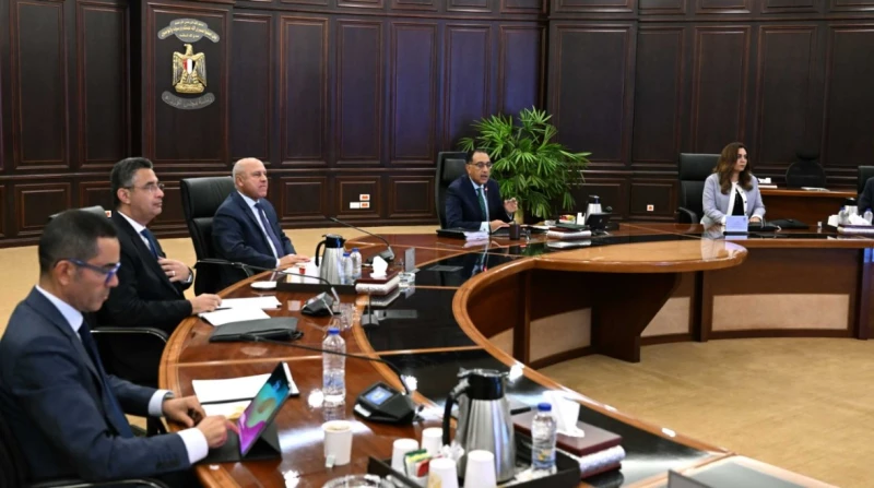 على غرار أهلا رمضان.. توفير أماكن لبيع سلع بأسعار مناسبة طوال العام قال رئيس مجلس الوزراء، مصطفى مدبولي، إنه من الضروري العمل على توافر أماكن ثابتة طوال العام لعرض السلع بأسعار منا