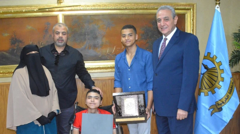 محافظ الغربية يكرم طالبا من ذوي الهمم لتفوقه في الثانوية العامة كرم محافظ الغربية اللواء أشرف الجندي، الطالب أحمد عز الدين مسعد عبد اللطيف أبو العلا،