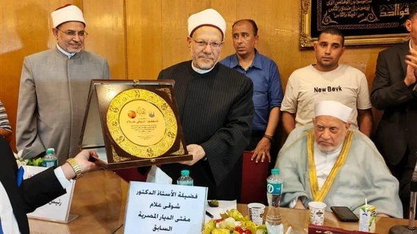 الدكتور نظير عياد لمفتي الجمهورية السابق: لقد أتعبت من جاء بعدك.. صورنظم نادي أعضاء هيئة التدريس بجامعة الأزهر الشريف حفل تكريم للدكتور نظير عياد،