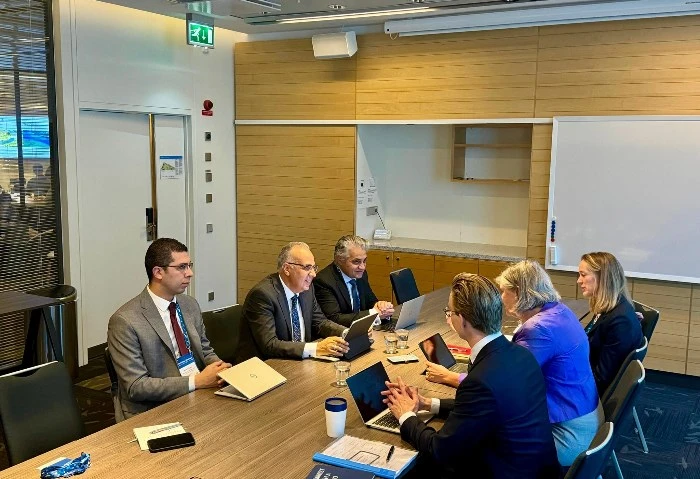 وزير الري يبحث مع مسؤولة هولندية تعزيز التعاون في مجال المياه (صور) التقى الدكتور هانى سويلم وزير الموارد المائية والري، مايكا فان خينكين للتباحث حول