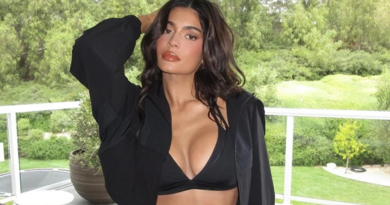 بفستان اسود ضيق مكشوف الظهر..كايلي جينر بأناقة و أنوثة عالية تعرف على التالي بفستان اسود ضيق مكشوف الظهر..كايلي جينر بأناقة و أنوثة عالية، تألقت نجمة