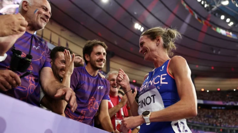 لحظة رومانسية في أولمبياد باريس.. عداءة فرنسية تخطب صديقها (فيديو) انتشر على مواقع التواصل الاجتماعي مقطع فيديو للعداءة الفرنسية، أليس فينو، ظهرت خلاله وهي تتقدم لخطبة صديقها بعد ن