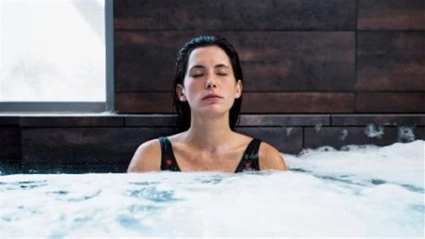 ماذا يحدث للجسم عند الاستحمام ب الثلج.. مش هتصدق أصبحت حمامات الثلج، المعروفة أيضا باسم الغمر في الماء البارد أو العلاج بالتبريد، ذات شعبية متزايدة بين الرياضيين والمشاهير على حد س