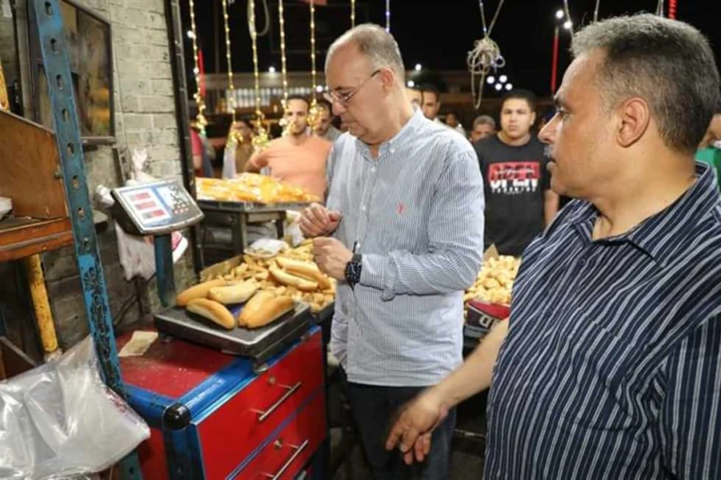 محافظ الشرقية يتفقد شوارع الزقازيق ليلا ويقرر غلق مخبز ومطعم (تفاصيل) أجرى المهندس حازم الأشموني محافظ الشرقية، جولة ميدانية بمدينة الزقازيق في ساعة