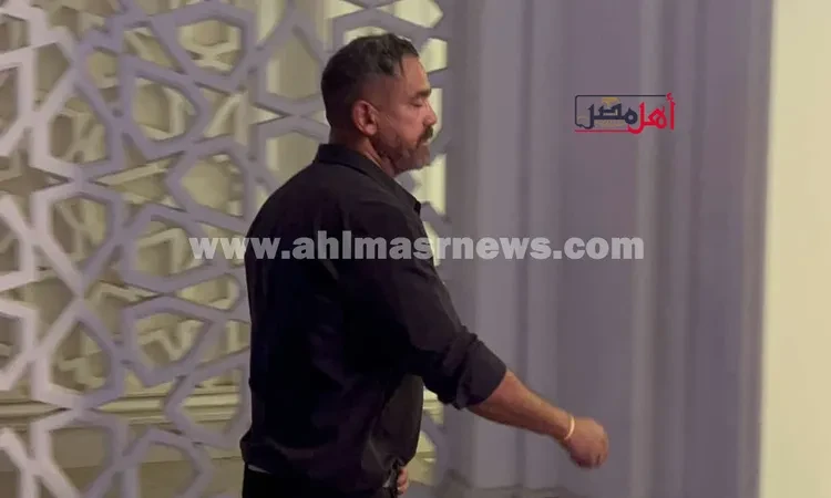 أمير كرارة يصل مسجد الشرطة لتلقي العزاء في والد زوجته الكابتن صلاح حسني تعرف على التالي أمير كرارة يصل مسجد الشرطة لتلقي العزاء في والد زوجته الكابتن