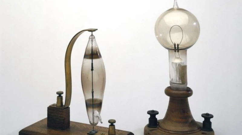 دراسة حديثة.. توماس أديسون لم يخترع المصباح الكهربائي بمفرده يحظى توماس أديسون بالفضل عادة باعتباره الرجل الذي اخترع المصباح الكهربائي، إلا أنه لم يكن الوحيد الذي ساهم في تطوير تلك